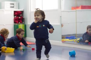 Niños jugando en colegio bilingüe Afuera