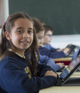 Primer plano de niña en aula del colegio bilingüe Afuera de Madrid